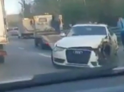 В Сочи мужчина разбил дорогую «Ауди» в столкновении с самосвалом на «встречке»