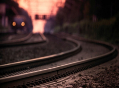 Поезд в Краснодаре сбил 19-летнюю девушку 