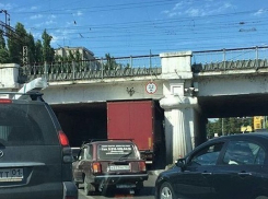 В Краснодаре фура застряла под железнодорожным мостом на Вишняковой 