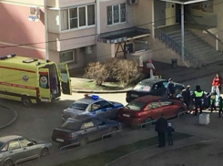  Во дворе многоэтажки в Краснодаре машина сбила ребенка 