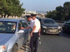 В Геленджике сотрудники ГИБДД раздают минералку на дорогах