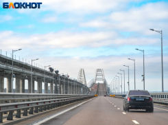 На Крымском мосту остановили машины из-за авиационной опасности 