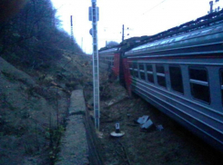 Пассажиры сошедшей с рельсов электрички пересели на автобусы 