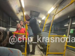 Неадекват ударил кулаком в лицо кондуктора автобуса в Краснодаре