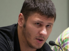 Устроивший драку на самолете из Сочи экс-хоккеист не признал вину