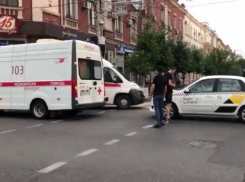 Карета скорой помощи и иномарка столкнулись в центре Краснодара 