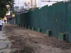 В центре Краснодара сдвинули забор долгостроя, чтобы высадить деревья