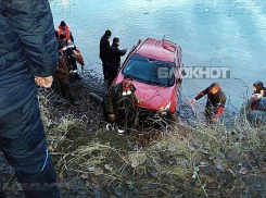 Джип, рухнувший в реку в Славянске-на-Кубани, мог находиться в угоне