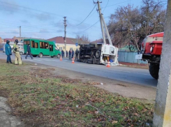 На Кубани в жесткой аварии перевернулась «скорая» вместе с пассажиром