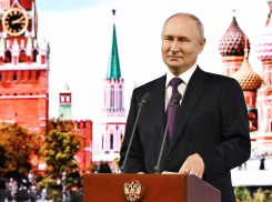 Краснодарцы участвуют в автопробеге в поддержку Путина, а лента чиновников пестрит его фото: президент России празднует День рождения