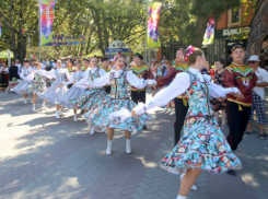 В Геленджике День города отпраздновали парадом невест