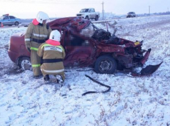 На Кубани при столкновении легковушки и большегруза погибли двое людей
