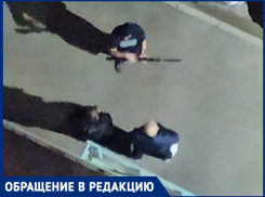 В Краснодаре на улице мужчина с ружьём просил приятеля не бояться смерти