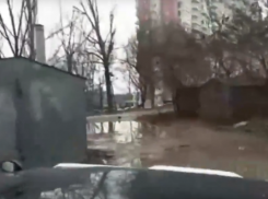  По дороге, в которой тонут машины, дети ходят в школу в Краснодаре 