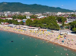 Жители Новороссийска ловят рыбу около канализационных сливов