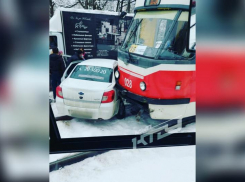 В Краснодаре таксист влетел в трамвай