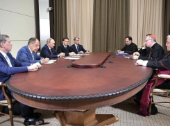  Путин в Сочи обсудил с госсекретарем Ватикана Пьетро Паролином взаимоотношения стран 