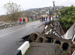 Рядом с обрушившимся мостом в Сочи открыли насыпь 