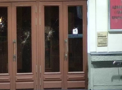 Житель Краснодара зачем-то разбил кирпичом окна здании администрации региона