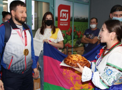 С хлебом и солью встретили кубанского спортсмена с Паралимпийских игр