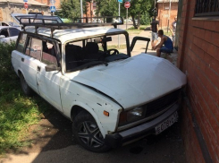 В Краснодаре в ДТП с «Тойотой» «четверку» отбросило в дом