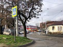  В Краснодаре с рельсов сошел трамвай и заблокировал движение 