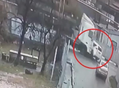 «Думала проскочить»: автоледи и пассажирка внедорожника пострадали в ДТП с тонаром на Кубани