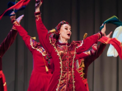 «Мы тот коллектив, который расстреляли»: истерика директора Кубанского казачьего хора попала на видео 