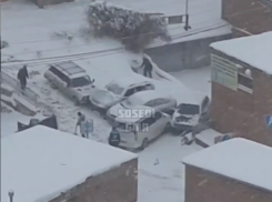 В Краснодаре на ледяной горке произошло сразу три ДТП подряд 