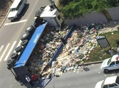 В Краснодаре на Восточно-Кругликовской перевернулась фура с мусором