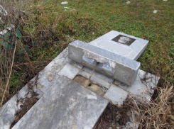 Школьники разгромили могилы в Белореченском районе