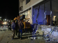 Видео тарана автокраном 13 машин в Геленджике