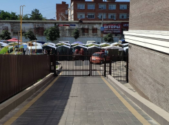 Ярмарка в центре Краснодара заблокировала проезд для жителей многоэтажки