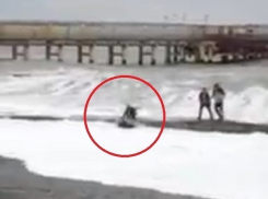 Очевидцы сняли на видео «чудесное спасение» утопающего в Сочи