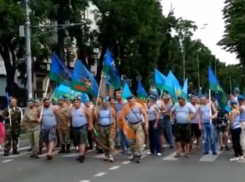 «За ВДВ»: десантники Краснодара прошлись маршем по Красной