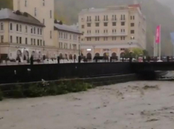 Сочи перенял эстафету у Туапсе: затоплено две больницы и несколько домов