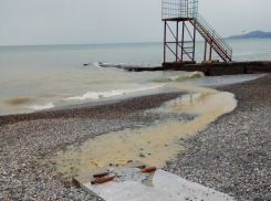 Сочи готовится к курортному сезону мутным потоком, стекающим в море 