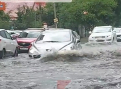 «Улыбаемся и плывем»: Краснодар снова затопило после дождя