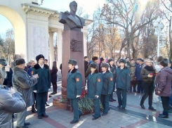 Краснодарцы возложили цветы к мемориалу, посвященному Героям Отечества 
