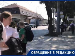 Рискуя жизнью: ГИБДД Краснодара не заботит отсутствие ограждений возле школы