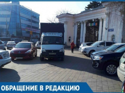  «Машинам разрешили ездить по тротуарам?», - краснодарец пожаловался на парковку в пешеходной зоне 