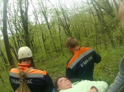 Кубанские спасатели два часа тащили с горы полную женщину