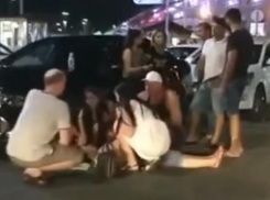 Девушка попала под колеса иномарки в Сочи