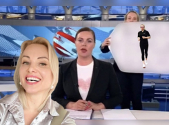 «Сын упрекнул, семья не поддержала»: женщина с плакатом на Первом канале пожаловалась иностранным журналистам