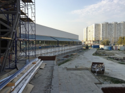 У строящегося восьмой год в Новороссийске дворца спорта ураганом снесло крышу