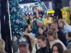 Очереди и отсутствие билетов: краснодарцы массово идут на семиминутный «Дубак» ради синих человечков