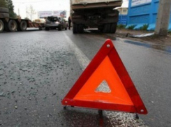 На Кубани, мужчина, который угнал с СТО КамАЗ, врезался в такси