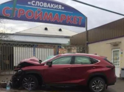 Водитель без документов на «Лексусе» протаранил стену в Сочи 