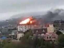 МЧС Сочи эвакуирует жильцов полыхающей пятиэтажки