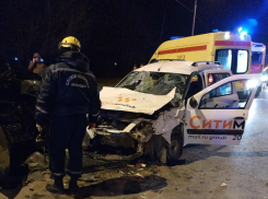 В Краснодаре столкнулись KIA и такси, погиб 14-летний подросток